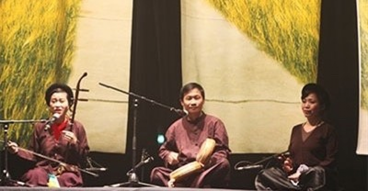 Nghệ sĩ Nguyễn Quang Long biểu diễn ở Paris cùng nghệ Mai Tuyết Hoa (bên trái), nhạc sĩ Giáng Sol (bên phải). Ảnh NVCC