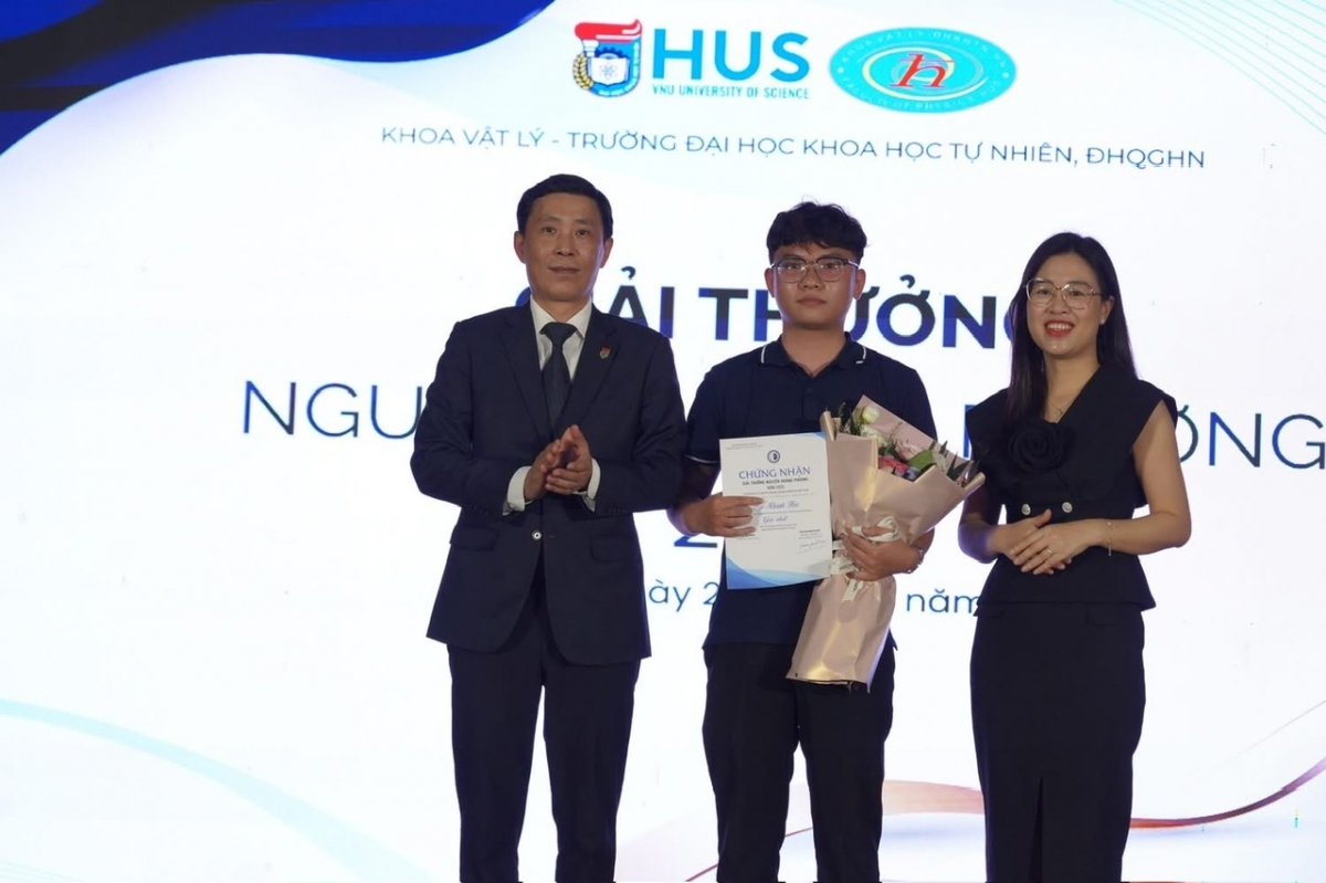 PGS Ngạc An Bang và bà Thu Hương - giám đốc quỹ Cotana trao giải nhất cho em Ngô Khánh Hoa (K67 Kỹ thuật điện tử và tin học) - (Ảnh: Thu Lương)