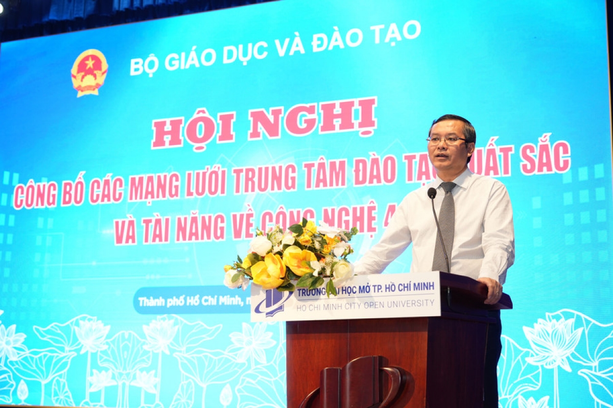 Thứ trưởng Nguyễn Văn Phúc phát biểu tại hội nghị. Ảnh: HCMOU