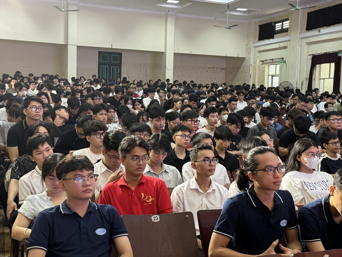 Những tân sinh viên khoa vật lý và các sinh viên được nhận giải thưởng Nguyễn Hoàng Phương 
(Ảnh: Thu Lương)