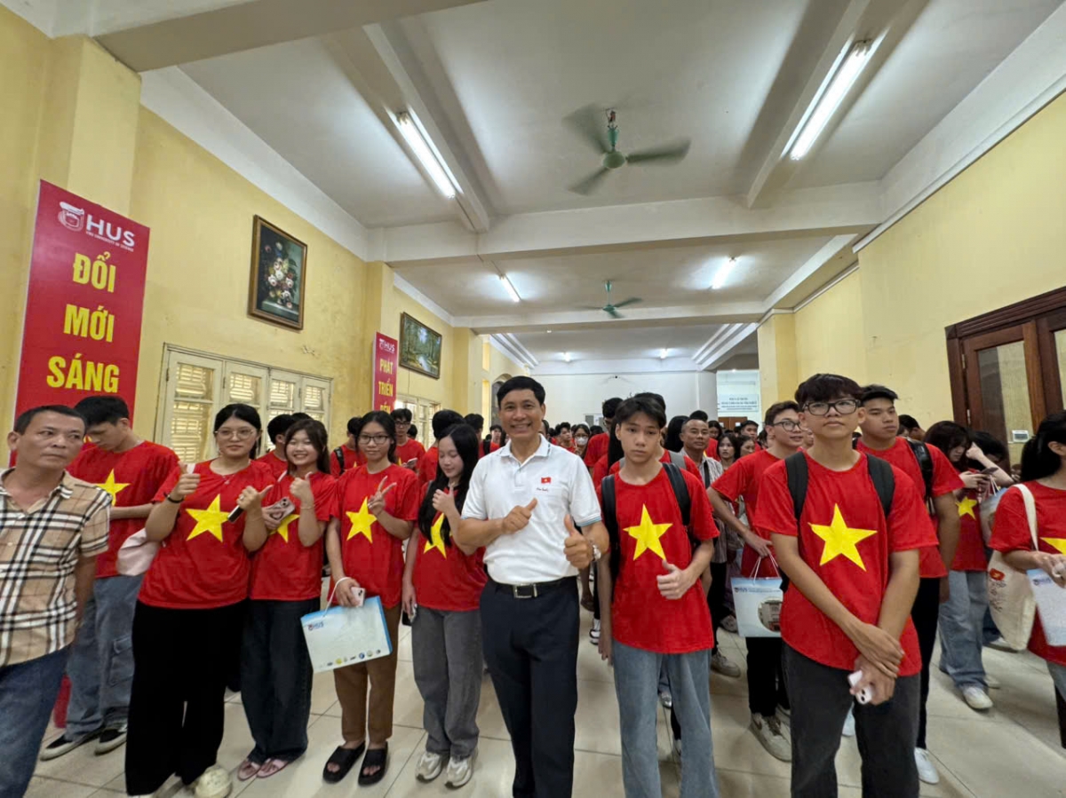 PGS.TS Phạm Quang Tuấn,  
Chủ tịch Hội đồng khoa học và đạo tạo  khoa Địa lý và các tân sinh viên khoa Địa lý (Ảnh: Thu Lương) 