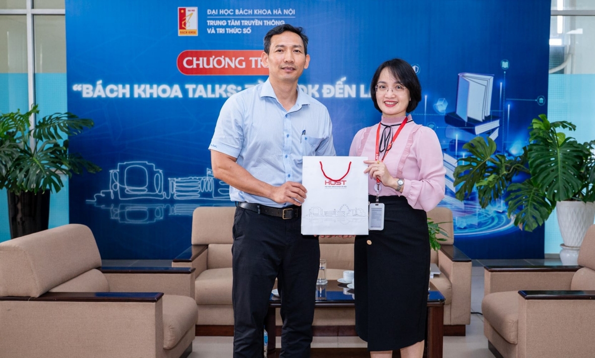 Chị Lê Thị Quyên với  hoạt động giao lưu tác giả - tác phẩm, hỏi - đáp cởi mở, cùng mini game sôi động, “Bách khoa Talks: Từ Book đến Lab” số 2 không chỉ mang đến cho sinh viên tri thức chuyên ngành mà còn góp phần nuôi dưỡng văn hoá đọc, biến sách trở thành nhịp cầu nối liền kiến thức với thực tiễn (Ảnh nhân vật cung cấp)