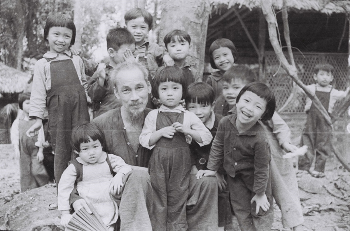 Bức ảnh “Bác Hồ thăm lớp mẫu giáo tại chiến khu Việt Bắc ngày 19-5-1953”.
(Ảnh: Bảo tàng Hồ Chí Minh)