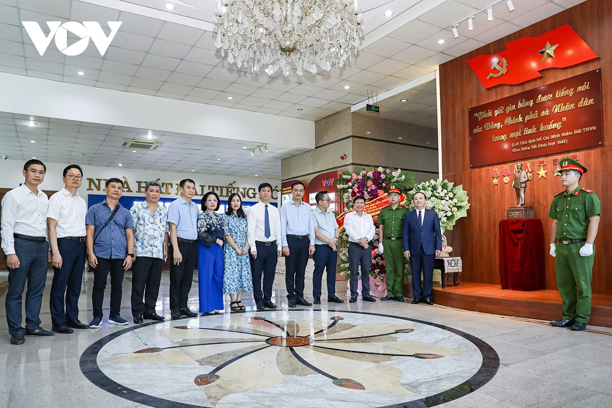 Bức tượng "Bác Hồ về thăm quê năm 1961" được đặt trang trọng tại phòng truyền thống của VOV