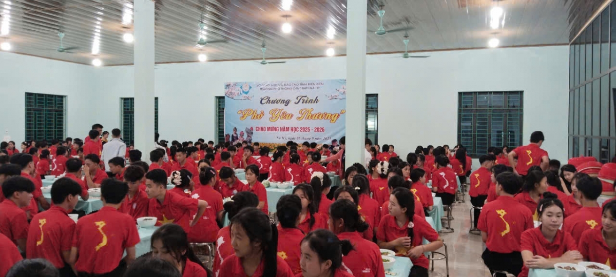 Chương trình “Phở yêu thương” trước lễ khai giảng của Trường PTDTNT THPT Nà Hỳ (xã Nà Hỳ, tỉnh Điện Biên)