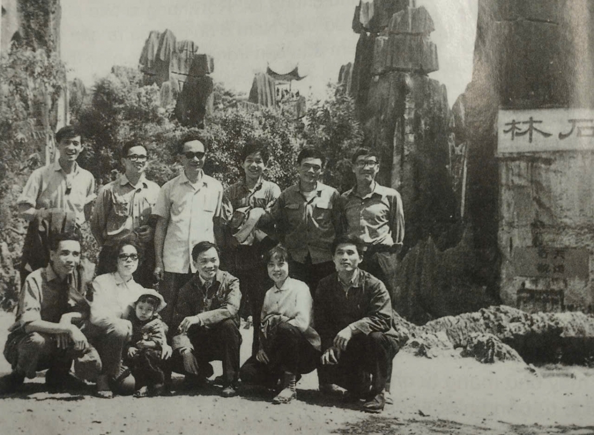 Một số thành viên Đoàn 59 tại vườn đá Thạch Lâm, Vân Nam, Trung Quốc năm 1973. Ảnh: Tư liệu