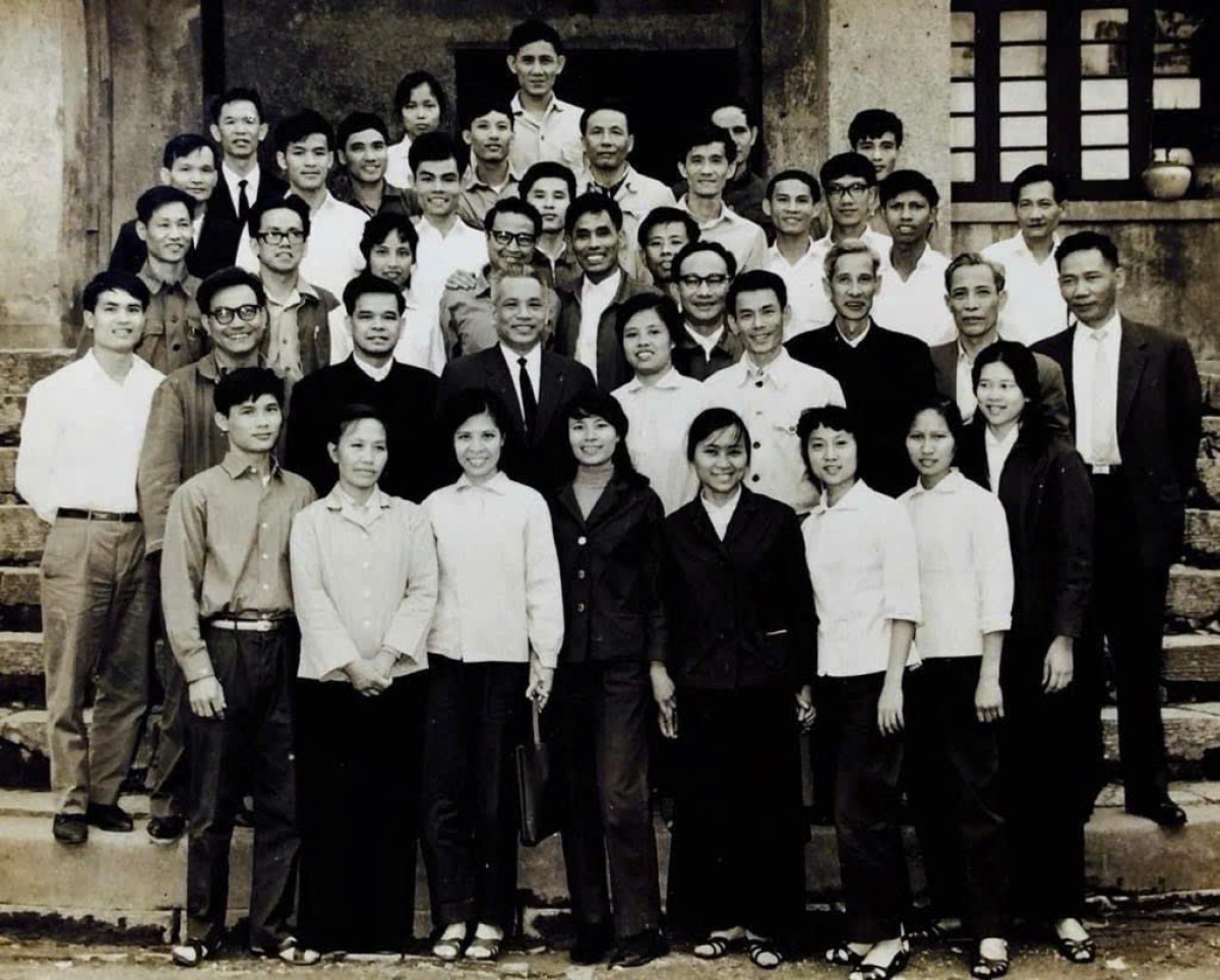 Đại tướng Văn Tiến Dũng chụp ảnh chung với Đoàn 59 của Đài Tiếng nói Việt Nam trong một chuyến công tác của ông tới Côn Minh, Trung Quốc. Ảnh: Tư liệu