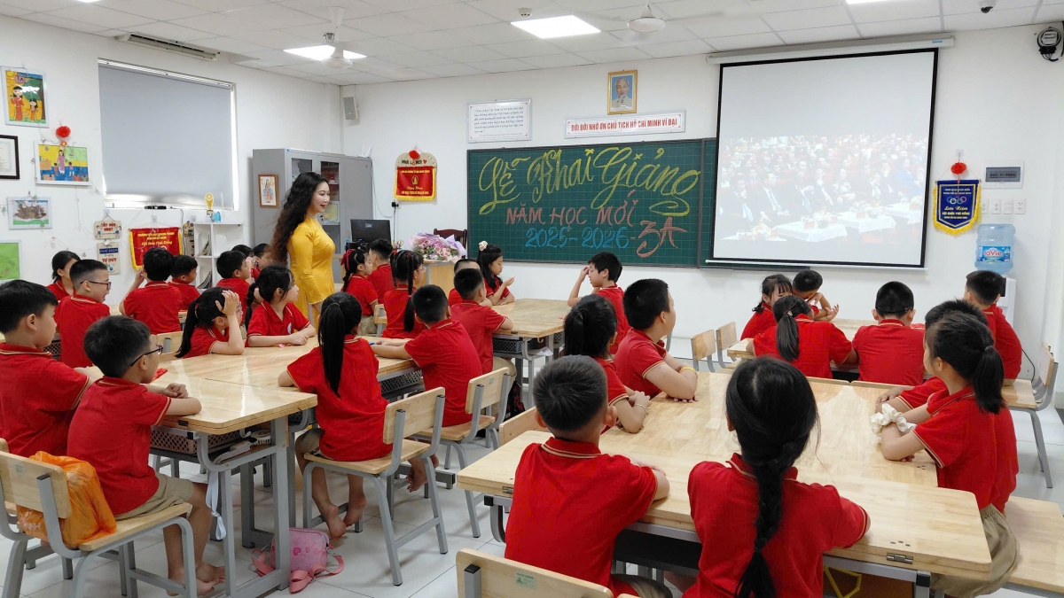 Học sinh trường tiểu học Quang Trung (Hà Nội) tham dự lễ khai giảng trực tuyến