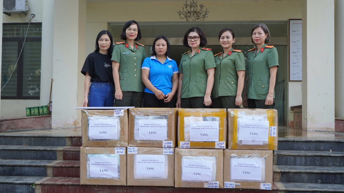 Trao 1.800 sản phẩm quần áo phụ nữ  cho Hội Liên hiệp Phụ nữ phường Phan Đình Phùng