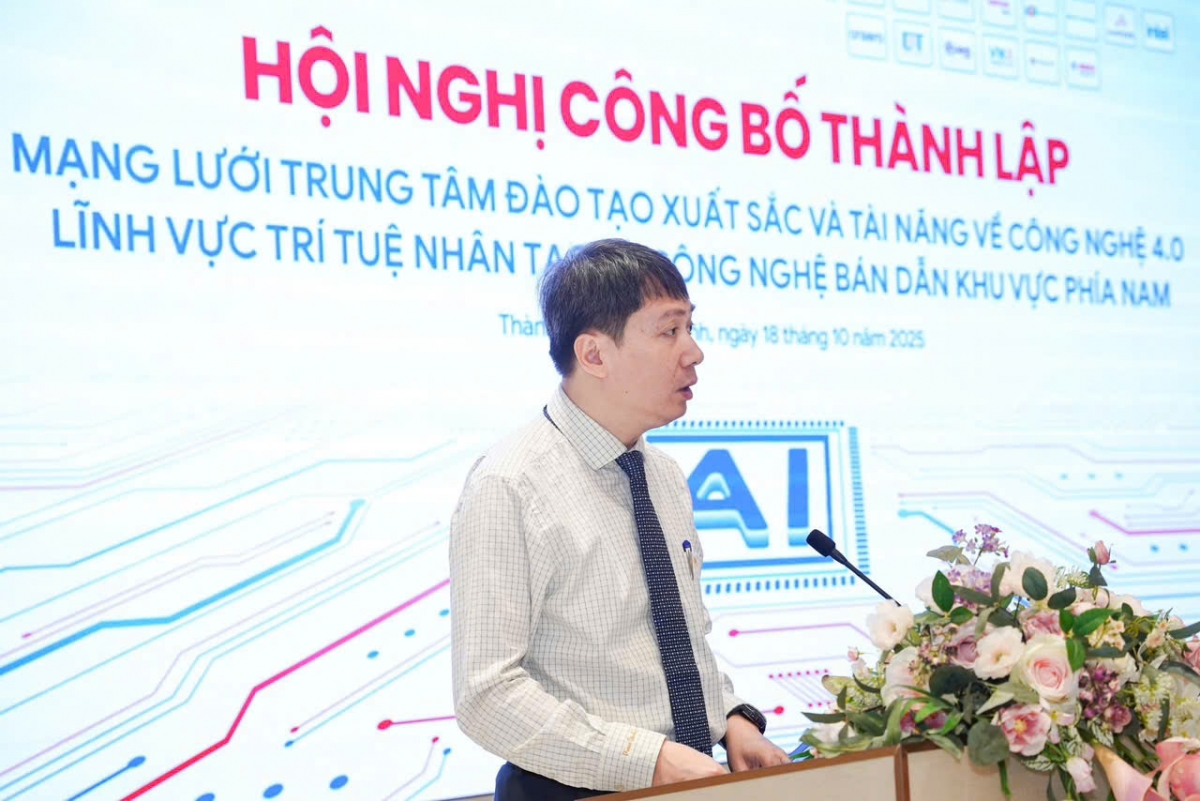 PGS. TS. Phạm Quang Hưng - Cục trưởng Cục Khoa học, Công nghệ và Thông tin Bộ GD&amp;ĐT phát biểu chỉ đạo Hội nghị 