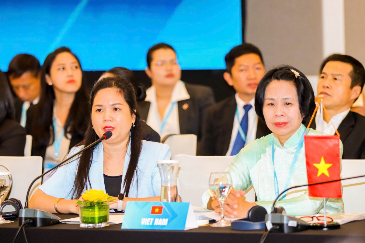Bà Nguyễn Thanh Hà (trái), Phó TTK VFF, khẳng định "VFF cam kết phát triển bóng đá chuyên nghiệp theo tiêu chuẩn quốc tế". Ảnh: Quý Lượng