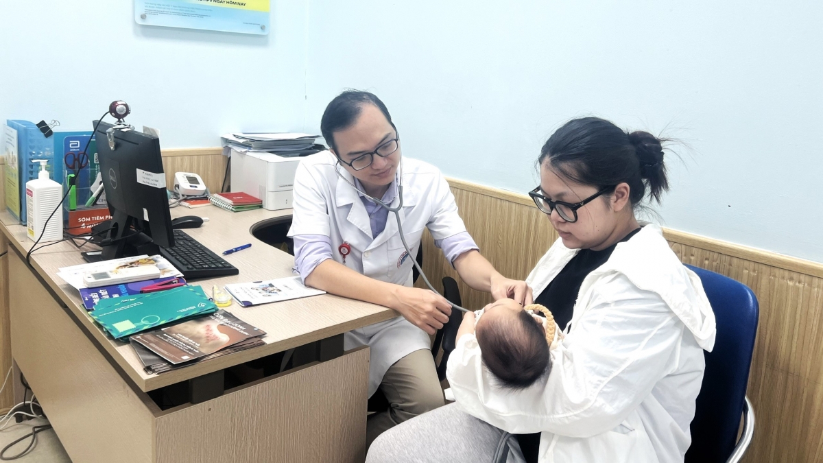 BS Nguyễn Văn Thành thăm khám cho trẻ trước tiêm. Ảnh: BSCC