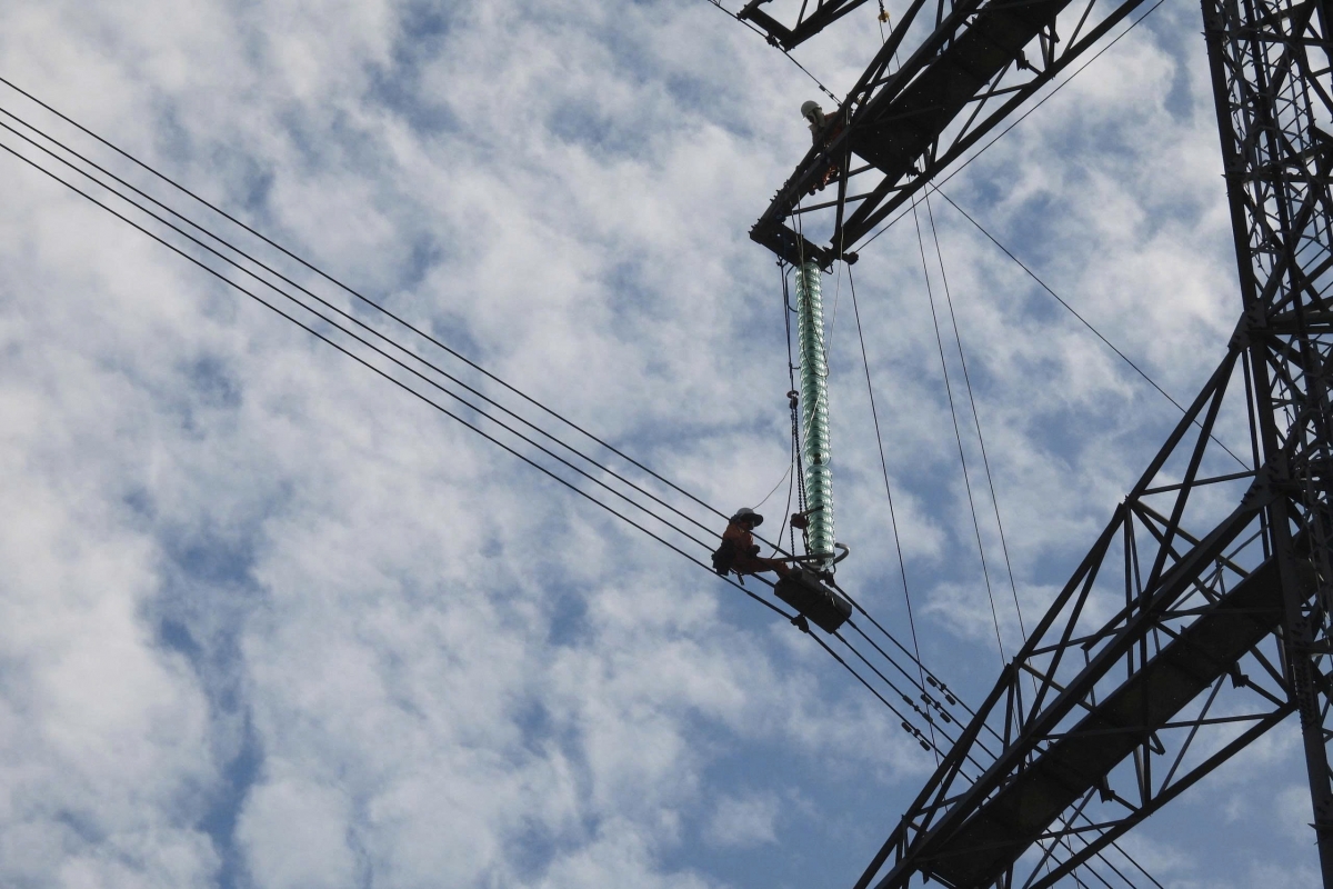 Công ty truyền tải điện 2 (PTC2) khắc phục khiếm khuyết đường dây 500kV sau bão số 10