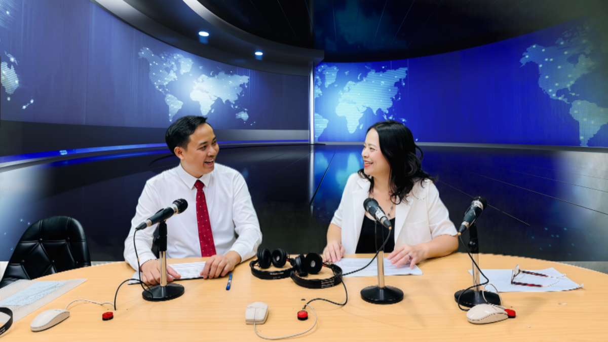 PGS.TS Đỗ Văn Hùng, Giám đốc chương trình nâng cao năng lực ứng dụng AI trường ĐHKHXHVNV (ĐH Quốc gia Hà Nội) tại phòng thu của VOV2 
