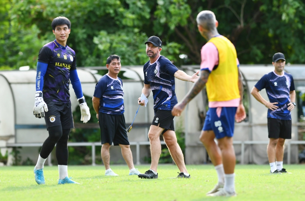 HLV Harry Kewell thị phạm cho các học trò (Ảnh: Hà Nội FC)