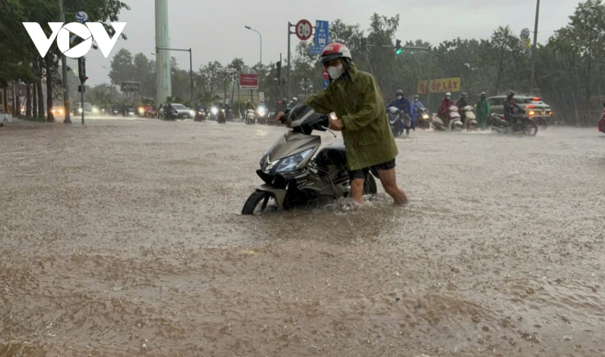 Mưa lớn cả đêm 7/10 gây ngập nhiều tuyến đường
(Ảnh: VOV.vn)