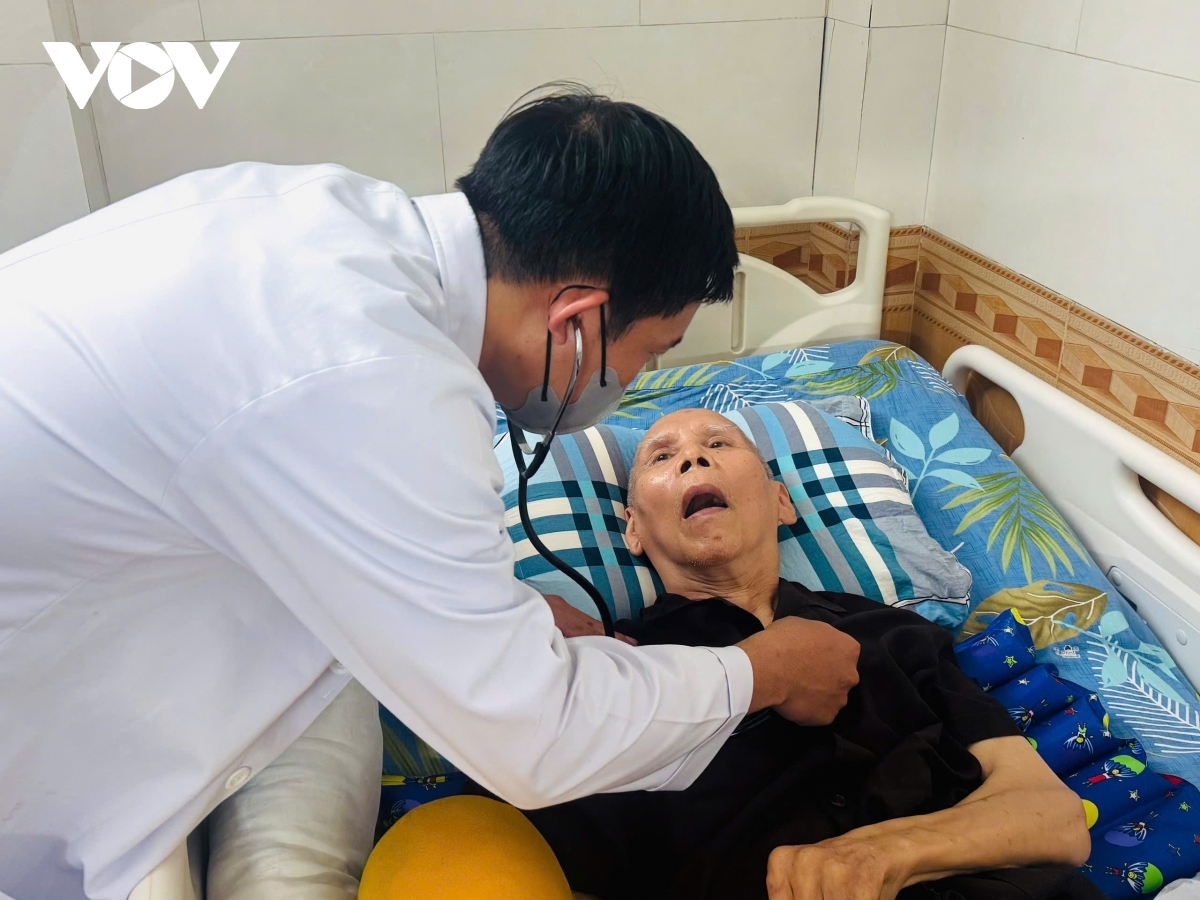 Một nhà sư không thể đi lại, được bác sĩ tới khám tại chùa
(Ảnh: CTV Minh Thy)