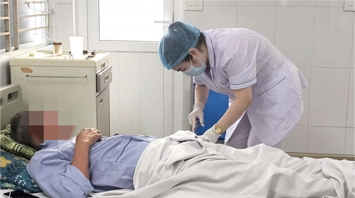 Bệnh nhân sốt xuất huyết điều trị tại Bệnh viện Bệnh viện Bệnh nhiệt đới TW (Ảnh: BVCC)