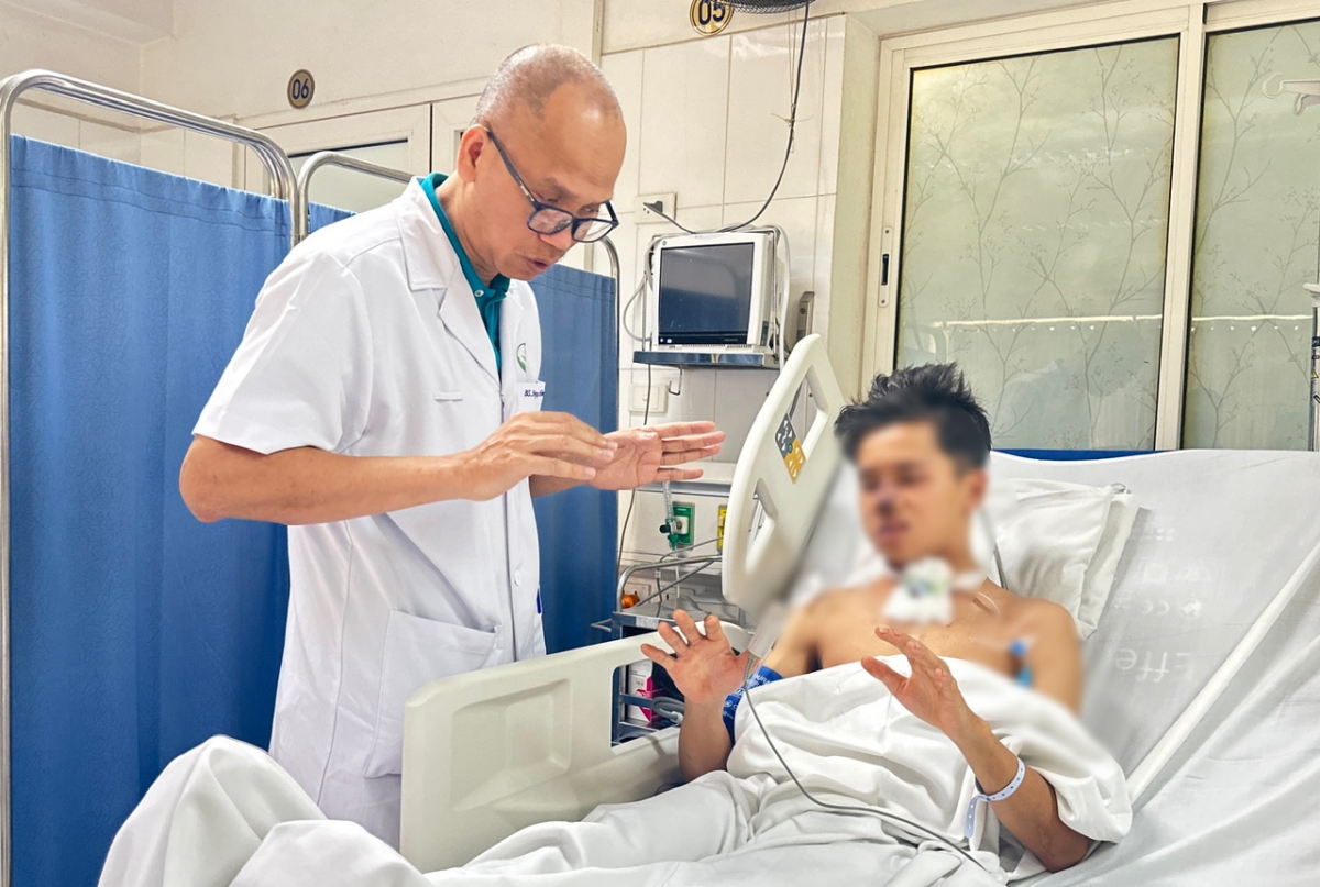 PGS.TS Nguyễn Hồng Hà hướng dẫn nam sinh tập các động tác phục hồi  (Ảnh: BVCC)