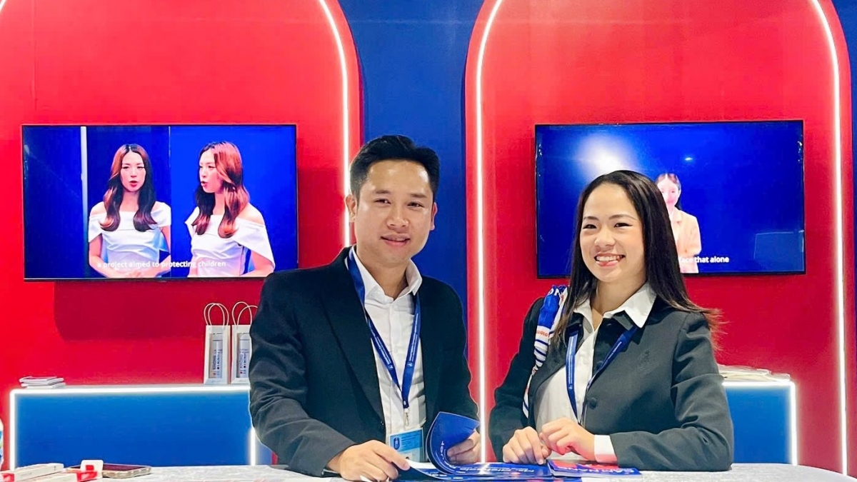 Thiếu tá Phạm Ngọc Hưng, Cục An ninh mạng và phòng chống tội phạm sử dụng công nghệ cao, Bộ Công an, đại diện Liên minh Niềm tin số tại không gian trải nghiệm của chiến dịch “Không Một Mình”. Ảnh:NVCC