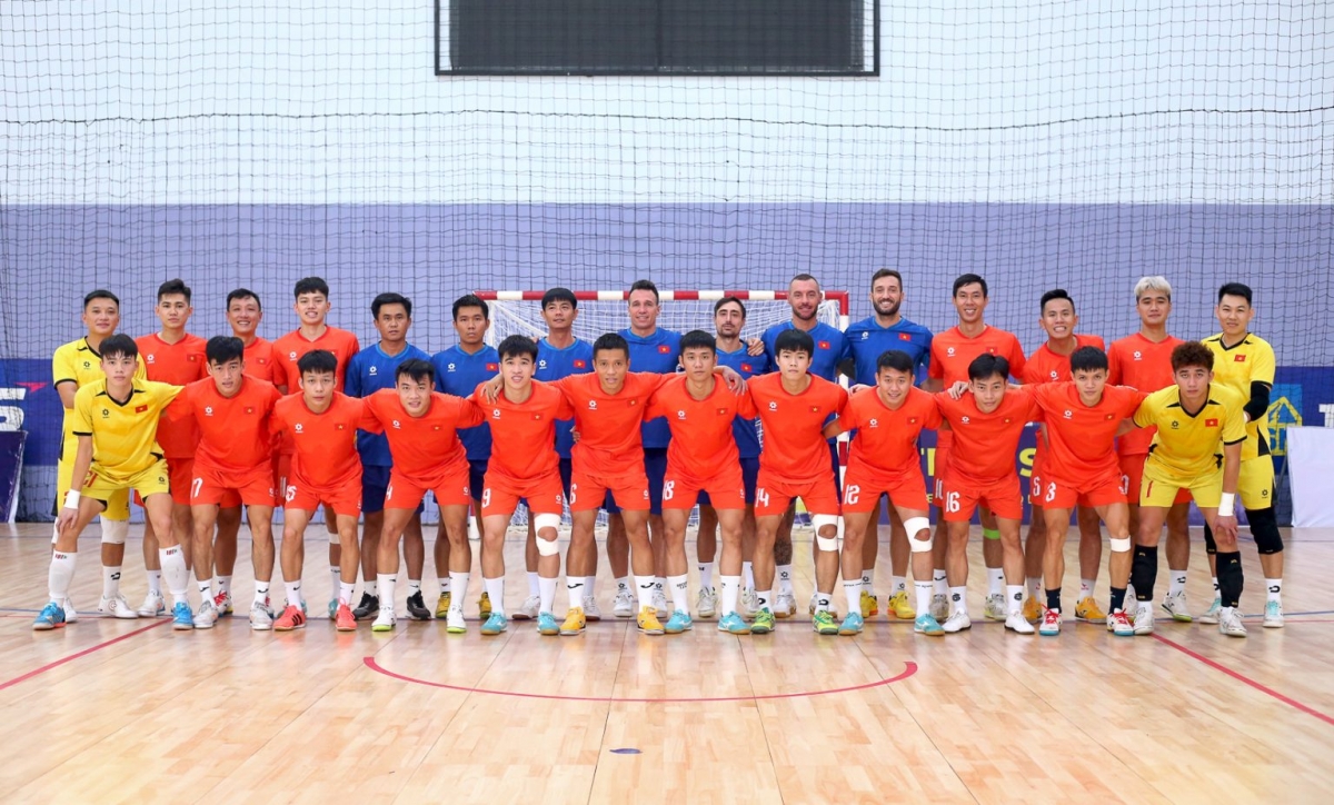 20 cầu thủ có phong độ tốt nhất, tạo nên một đội hình cân bằng giữa kinh nghiệm và sức trẻ (Ảnh VFF)