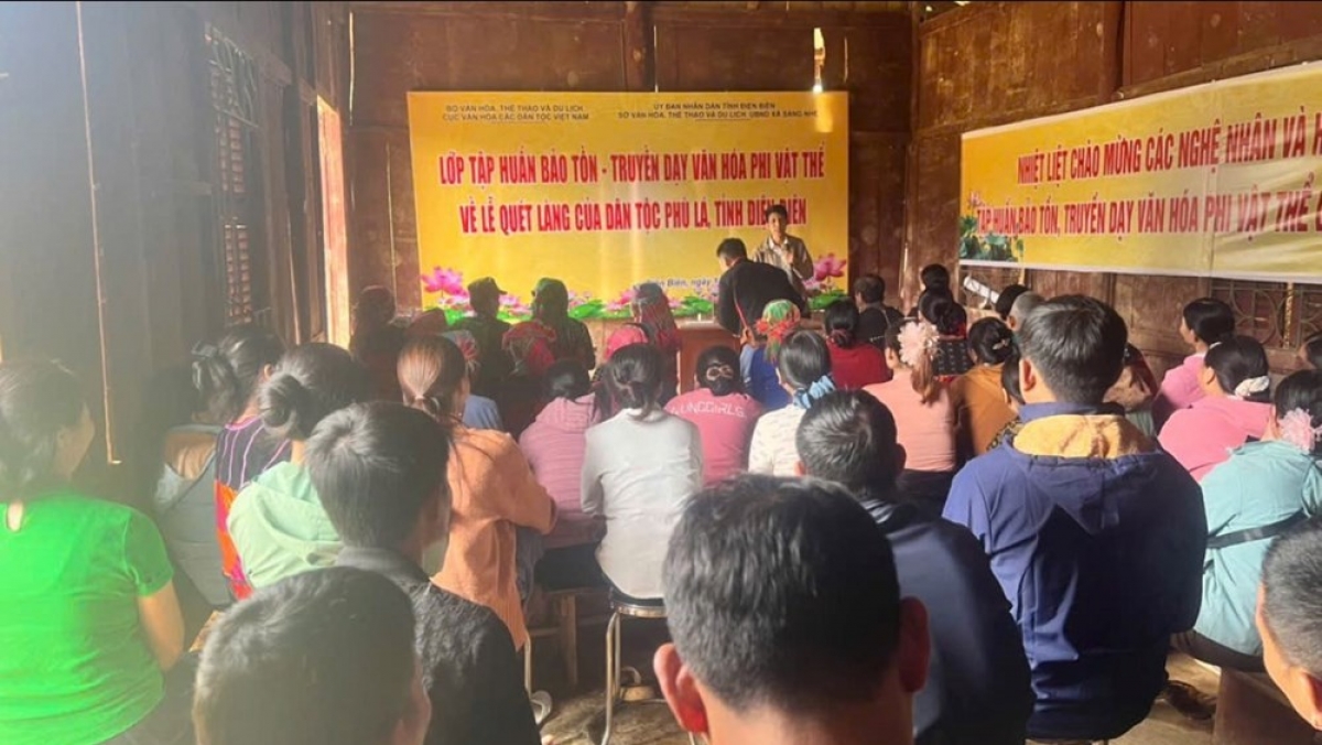 Toàn cảnh lớp tập huấn, nơi các học viên dân tộc Phù Lá, đang chăm chú lắng nghe các chuyên gia truyền dạy về văn hóa phi vật thể . Nguồn: Ảnh do đơn vị tổ chức cung cấp.