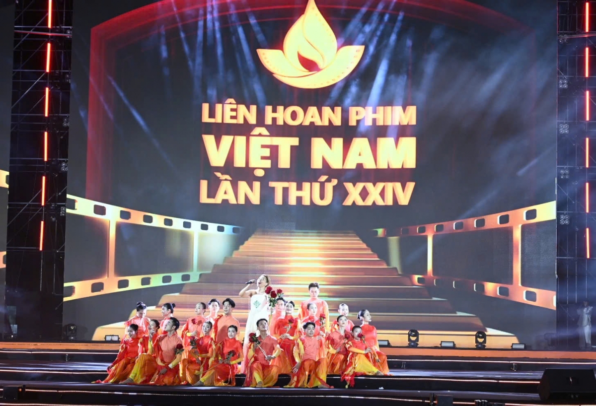 Lễ khai mạc Liên hoan phim năm nay được dẫn dắt bởi lớp chủ đề xuyên suốt, với hành trình diệu kỳ, mở ra với cảm xúc tri ân, soi chiếu chặng đường 23 kỳ Liên hoan phim, nơi những thế hệ nghệ sĩ đã cùng nhau tạo dựng nền tảng vững chắc cho nghệ thuật nước nhà. (ảnh BTC)
