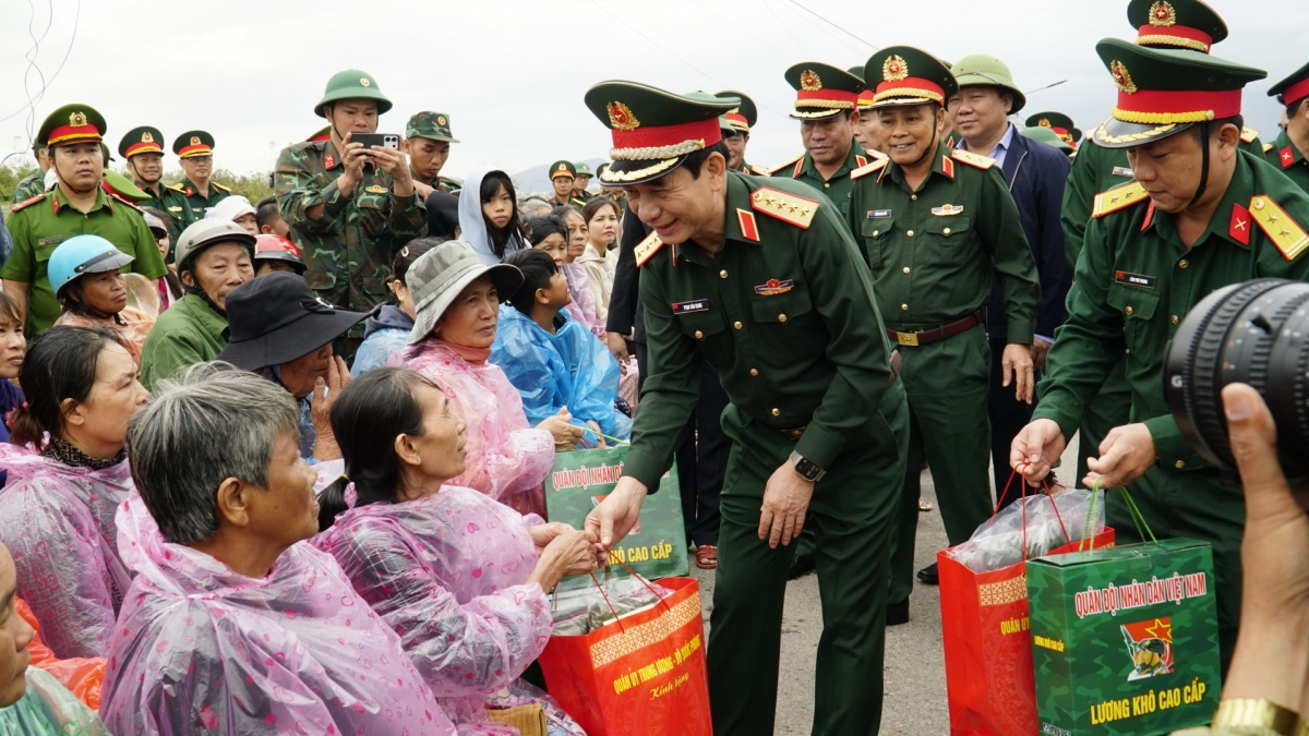 Đại tướng Phan Văn Giang thăm hỏi, gửi quà của Quân uỷ Trung ương, Bộ Quốc phòng tặng bà con bị lũ lụt (Ảnh: Nguyễn Thảo)