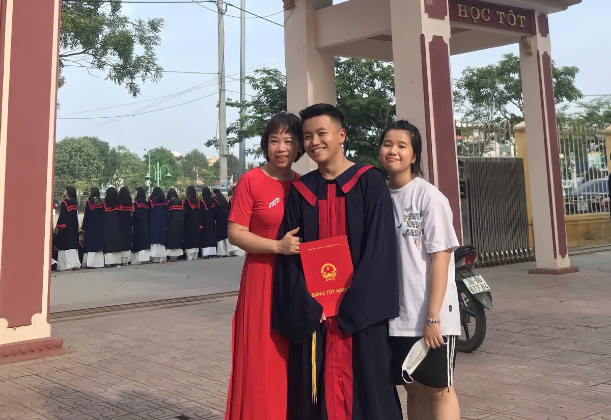 Cô giáo Nguyễn Thị Lan, vợ thầy Lê Thanh Sơn cùng hai con trong ngày con trai tốt nghiệp THPT. Nhiều sự kiện quan trọng khác của gia đình thầy Thanh Sơn không thể dự cùng vì công việc xa nhà. Ảnh: NVCC