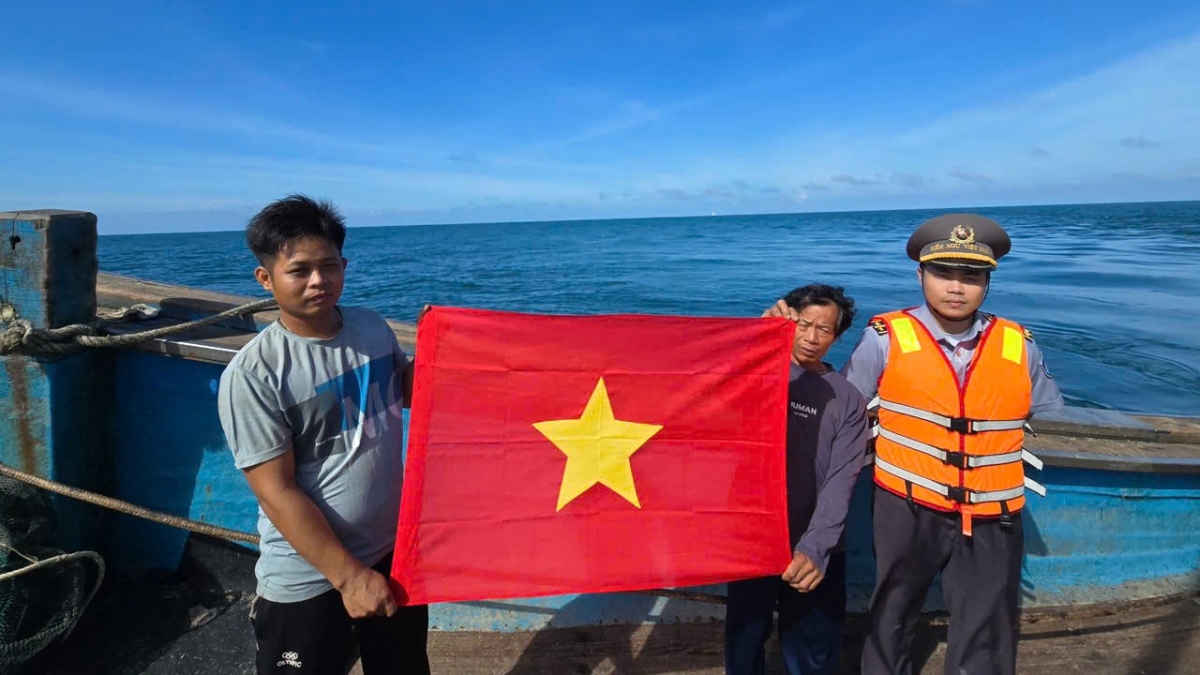 Ngư dân ra khơi bám biển tuân thủ quy định pháp luật (Ảnh: VOV)
