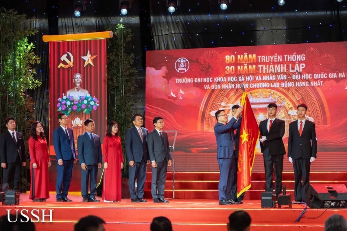 Thầy trò trường ĐH USSH (ĐH Quốc gia Hà Nội) đón nhận Huân chương lao động hạng nhất  nhân kỷ niệm 80 năm truyền thống (1945-2025 ) (Ảnh VNU)