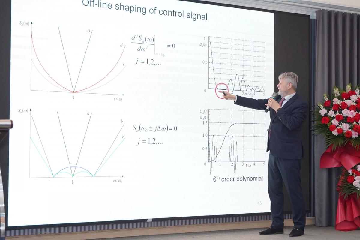 GS.TS. Peter Hubinský, Đại học Công nghệ Slovak (Slovakia) chia sẻ về “Kinh nghiệm giảm rung trong các hệ thống điện cơ” (Ảnh : VNU )