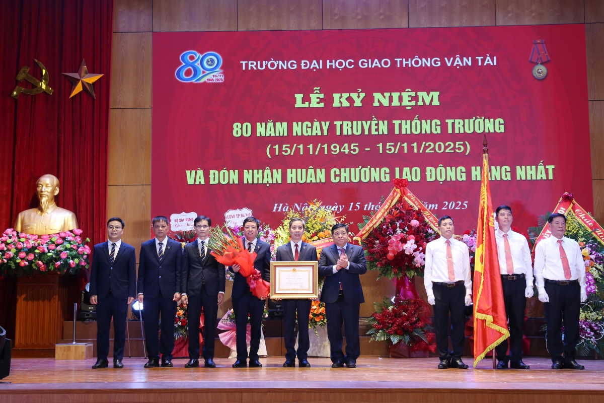 Phó Thủ tướng Nguyễn Chí Dũng thừa ủy quyền Chủ tịch nước trao Huân chương Lao động hạng Nhất cho Trường Đại học Giao thông vận tải. (Ảnh : UTC)