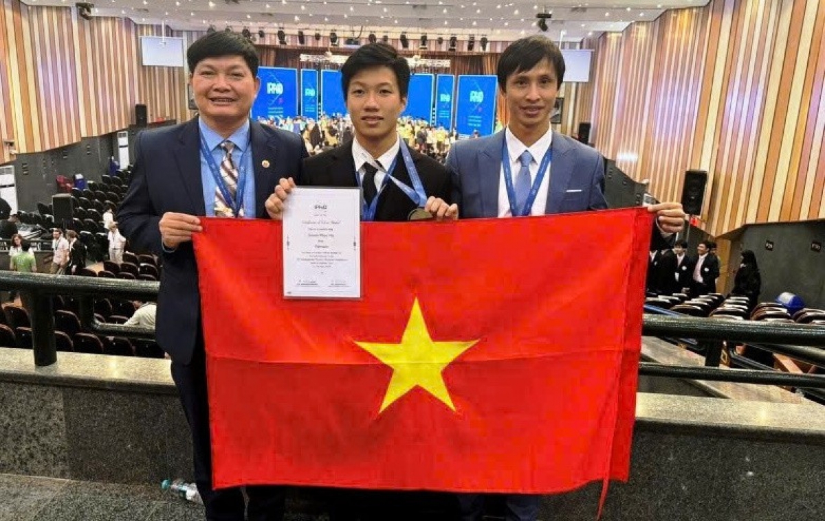Thầy Nguyễn Bá Tư (phải) cùng em Hà Duyên Phúc (giữa) 
