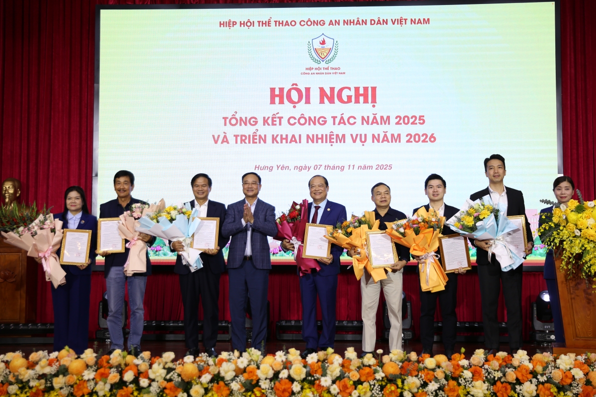 Trao bằng khen của Bộ trưởng Bộ Công an cho các cá nhân và tập thể có nhiều đóng góp cho hoạt động của Hiệp hội thể thao Công an nhân dân trong năm 2025 (ảnh: BTC)
