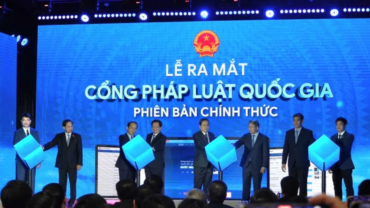 Các đại biểu thực hiện nghi thức bấm nút ra mắt phiên bản chính thức của Cổng Pháp luật quốc gia (Nguồn: VOV.VN)