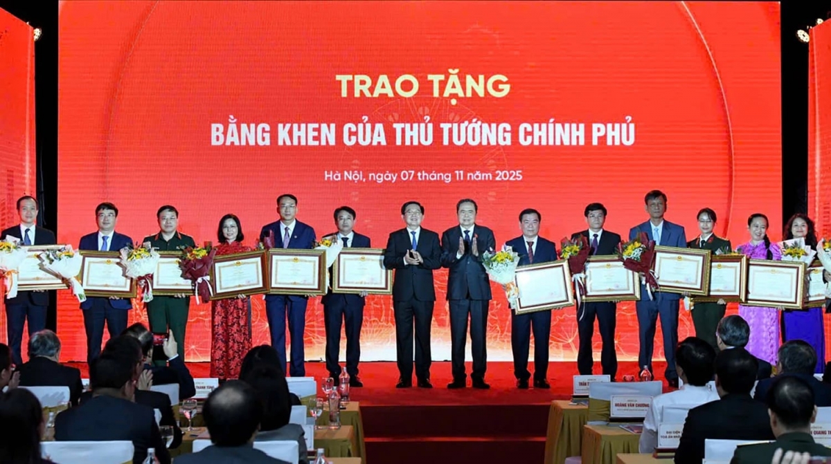 Các tập thể, cá nhân được trao tặng bằng khen của Thủ tướng Chính phủ (Nguồn: VOV.VN)