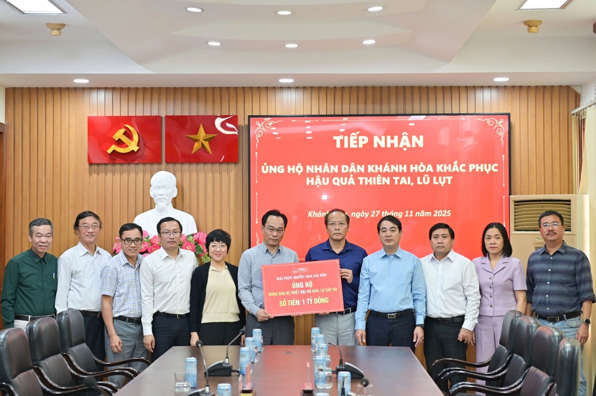 Đoàn công tác của ĐHQGHN  trao 1 tỷ đồng chia sẻ  khó khăn với đồng bào vùng lũ tại tỉnh Khánh Hòa 
Ảnh: VNU 