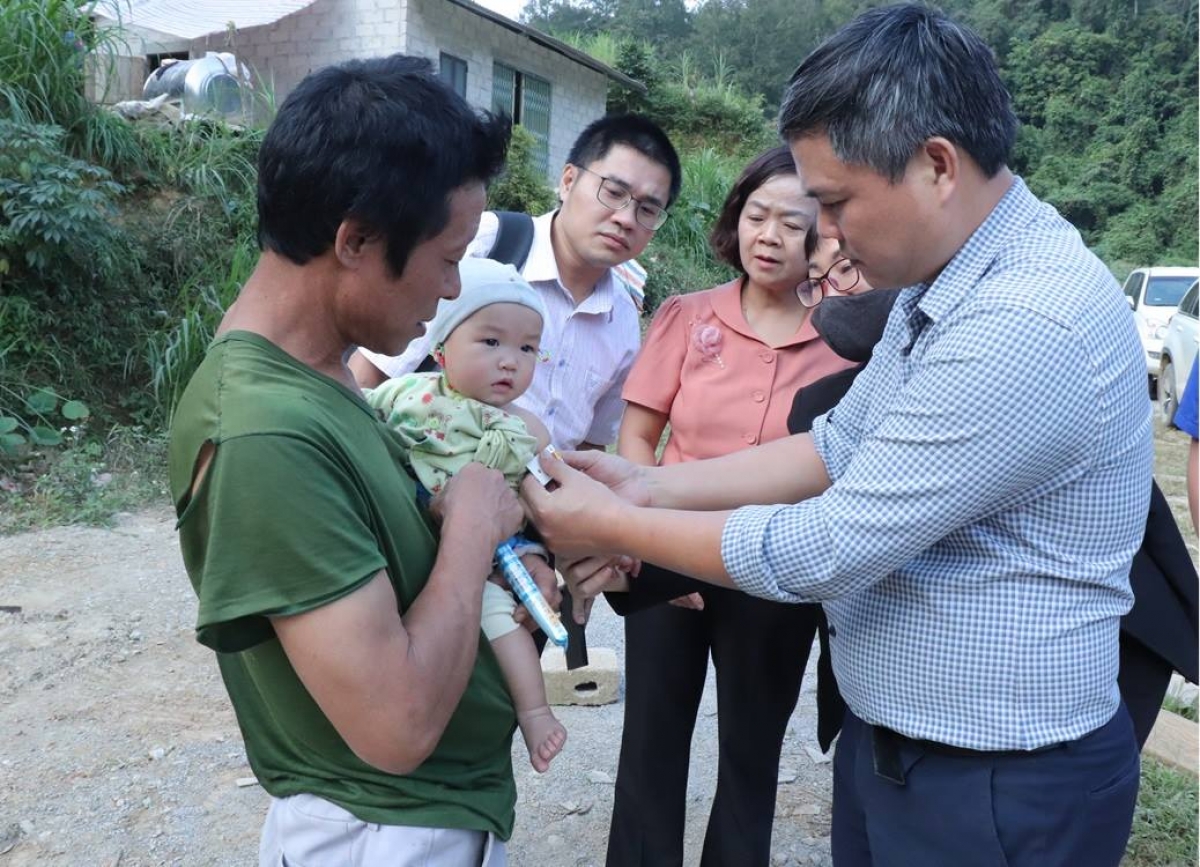 Đoàn công tác của Viện Dinh dưỡng đánh giá tình trạng của trẻ sau cơn bão số 10 và 11 vừa qua tại Cao Bằng. Ảnh: Sở Y tế Cao Bằng