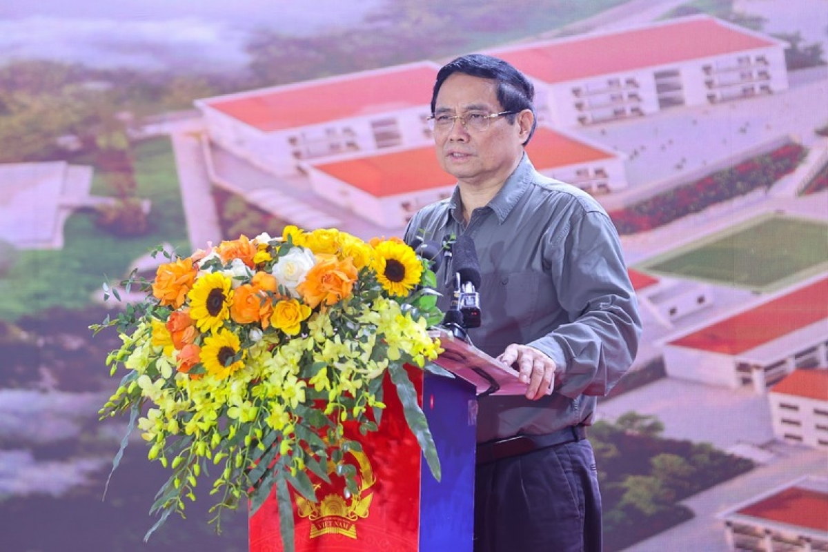 Thủ tướng Chính phủ Phạm Minh Chính phát biểu tại lễ khởi công xây dựng các trường phổ thông nội trú liên cấp Tiểu học và Trung học cơ sở tại các xã biên giới đất liền sáng 9/11, điểm cầu Trường nội trú liên cấp Tiểu học và Trung học cơ sở xã Yên Khương, Thanh Hóa - Ảnh: VGP/Nhật Bắc