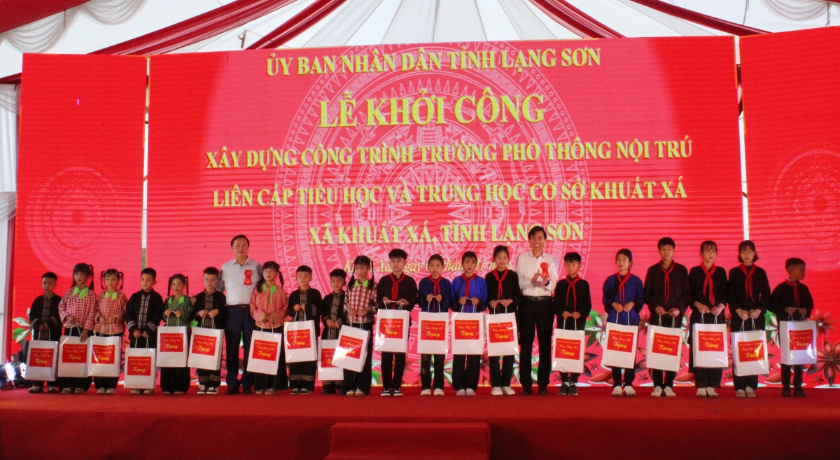 Phó Thủ tướng Trần Hồng Hà tặng quà các em học sinh tại địa bàn xã Khuất Xá, tỉnh Lạng Sơn. Ảnh PV VOVĐB