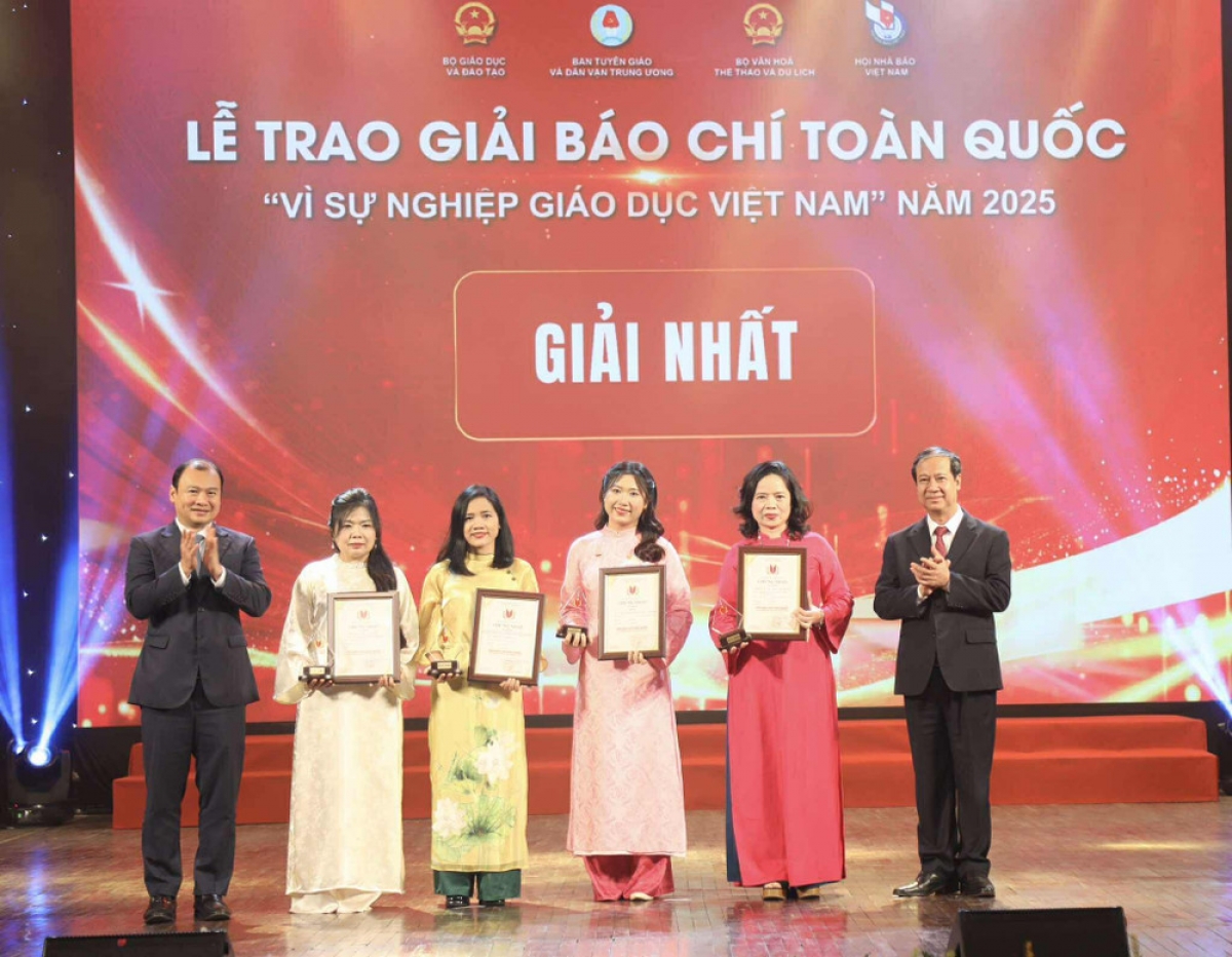 Bộ trưởng Bộ GD-ĐT Nguyễn Kim Sơn và Thứ trưởng Bộ Văn hóa, Thể thao và Du lịch Lê Hải Bình trao giải Nhất cho các tác giả. 