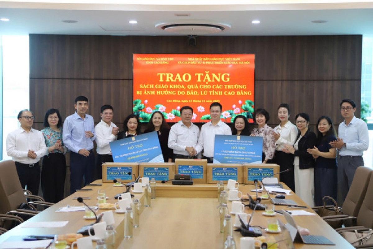 Đoàn công tác Nhà xuất bản Giáo dục Việt Nam trao tặng sách giáo khoa, quà cho Trường Trung học cơ sở Hợp Giang. (Ảnh: TTXVN) 