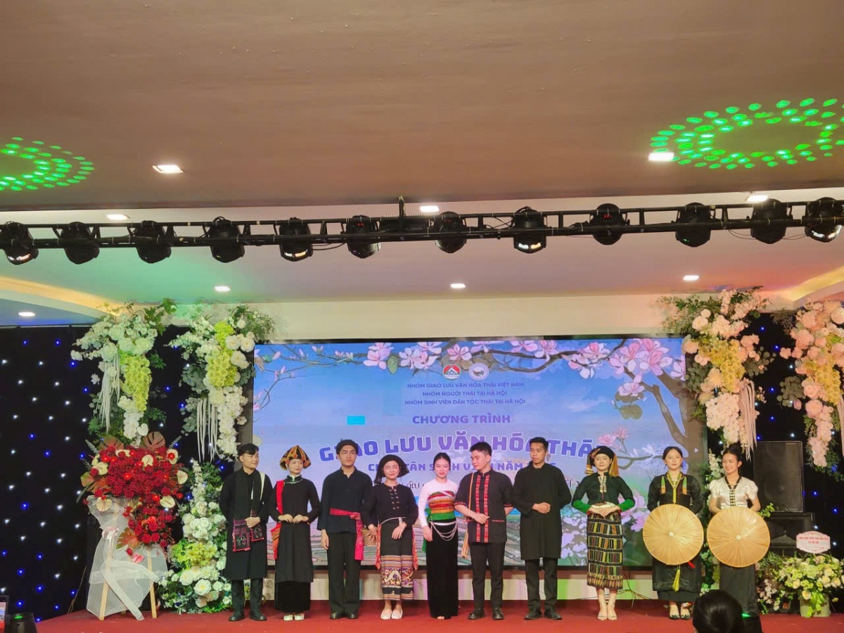 Trình diễn trang phục dân tộc Thái