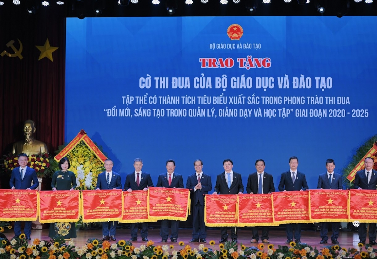 Bộ trưởng Bộ GD-ĐT trao tặng Cờ thi đua của Bộ GD-ĐT cho 11 tập thể có thành tích tiêu biểu xuất sắc