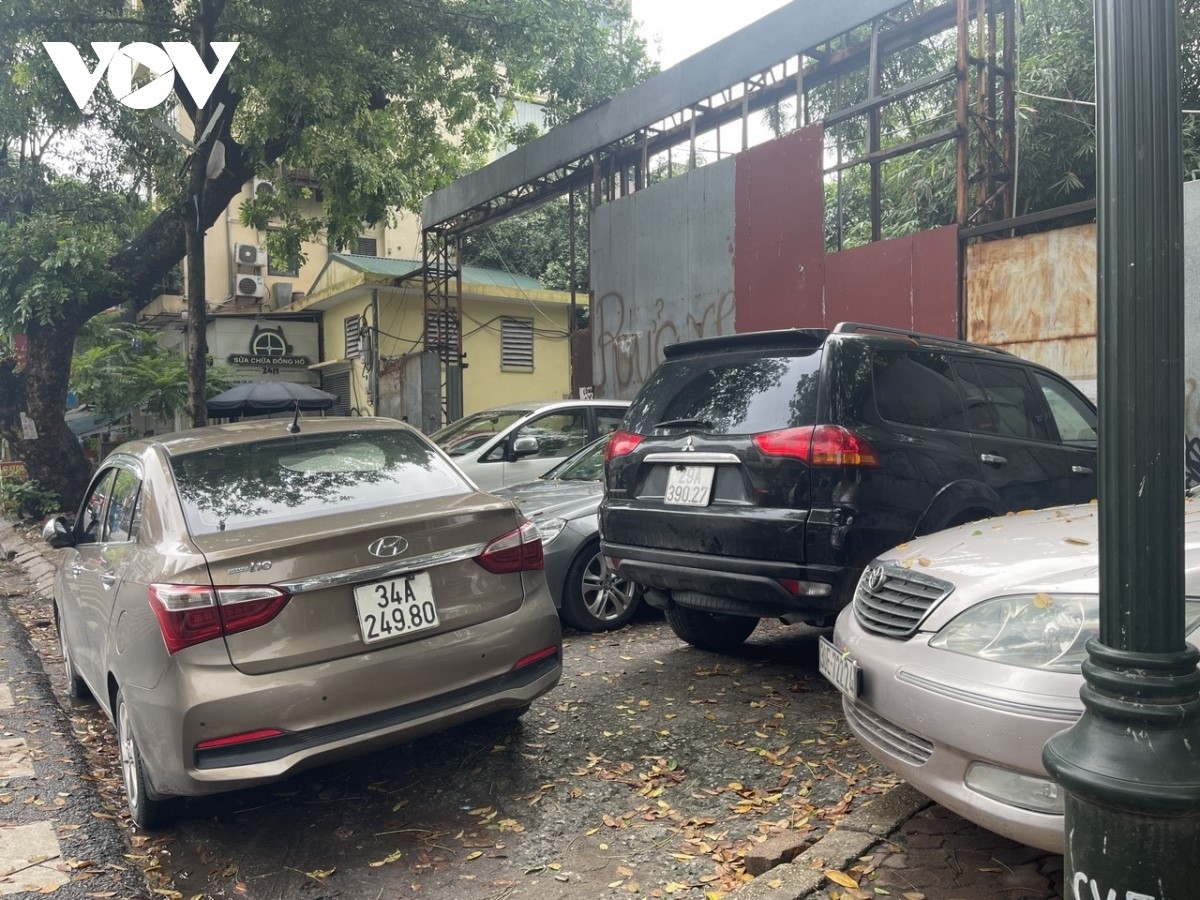 Vỉa hè không còn chỗ cho người đi bộ