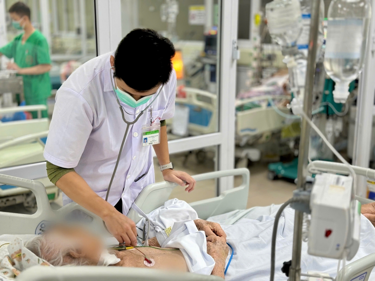 Bệnh nhân bị viêm phổi đang điều trị tại Bệnh viện Bệnh nhiệt đới TW. (Ảnh BVCC)