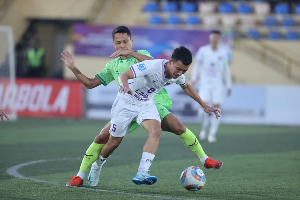 Đại Từ FC (xanh) giành quyền vào tứ kết với ngôi nhất bảng (ảnh: Vietfootball)