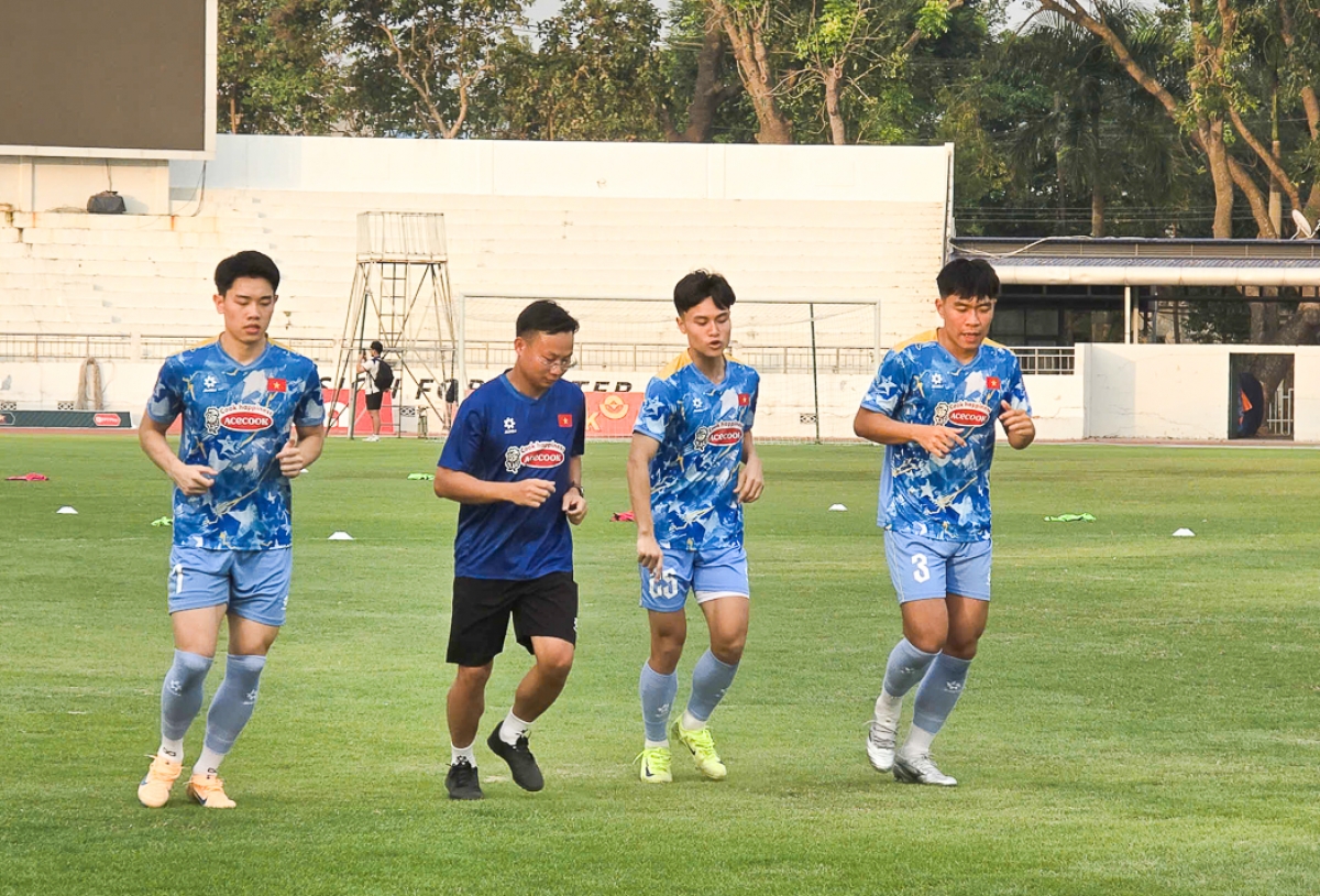 Bộ 3 cầu thủ của CLB CAHN gồm Đình Bắc, Minh Phúc và Lý Đức đã lên hội quân (ảnh: VFF)