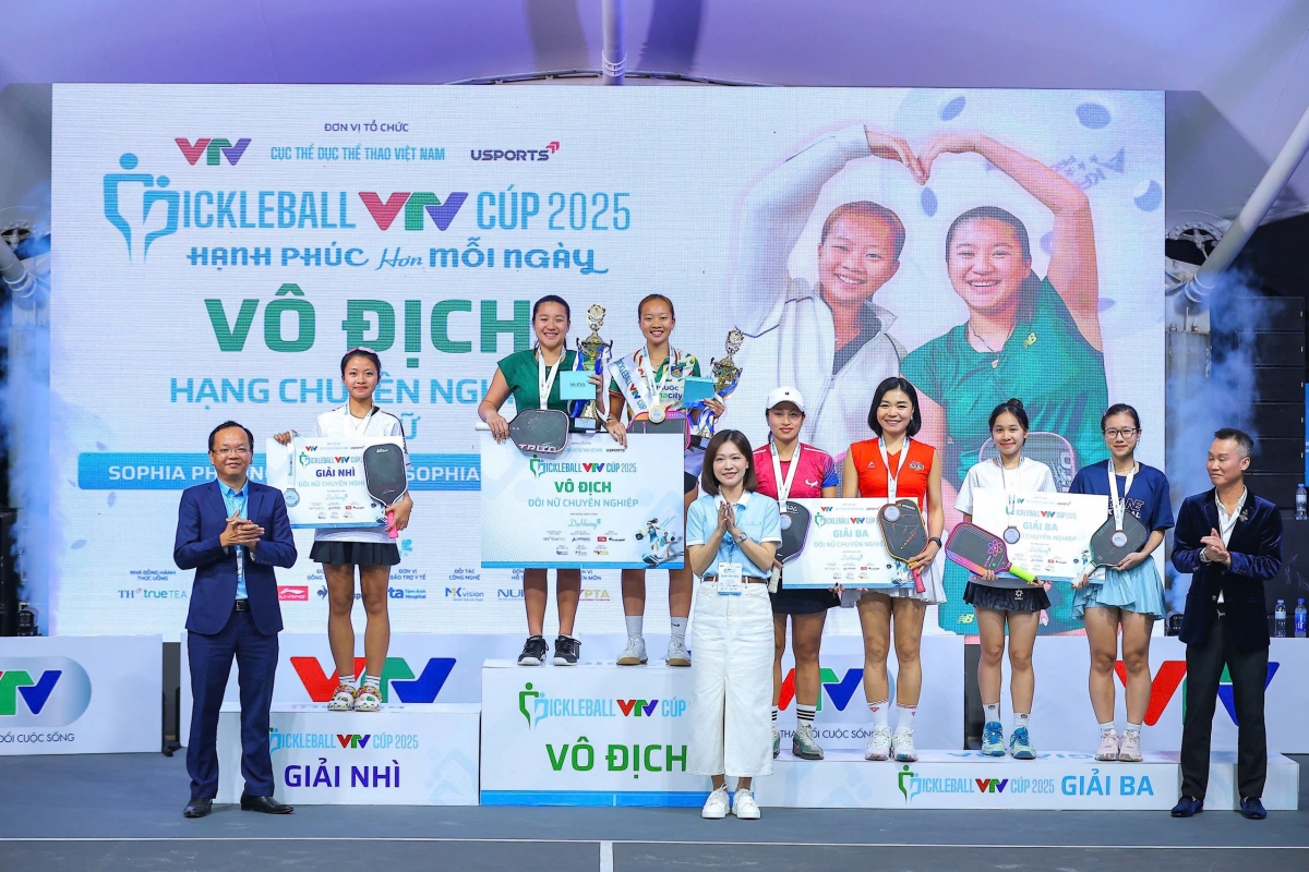 Đại diện nhà tài trợ Dạ Hương trao thưởng VĐV xuất sắc nội dung đôi nữ chuyên nghiệp (ảnh: BTC)
